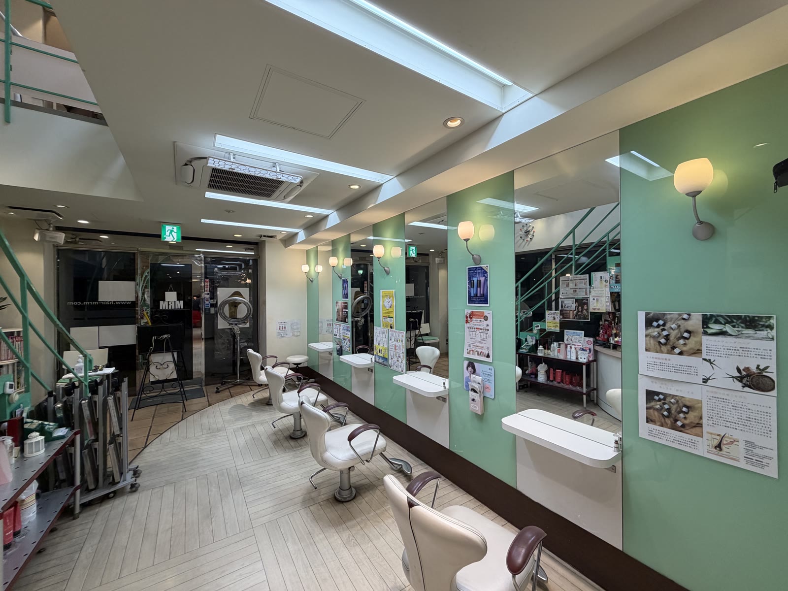 自然光が入るhair MRM町屋本店の広い店内
